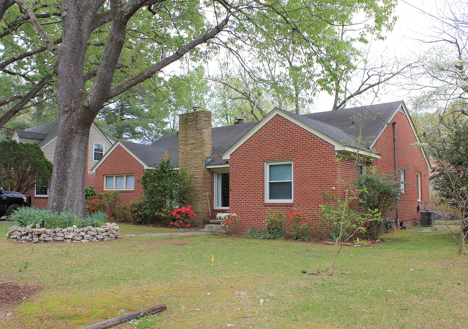 Great home for 4 or 3 people! Fenced in backyard! — Photo 2