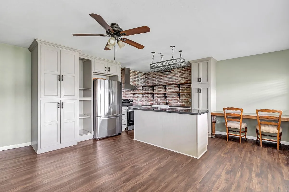 2 bed, 1.0 bath, 715 sqft, $1,350 — Photo 4
