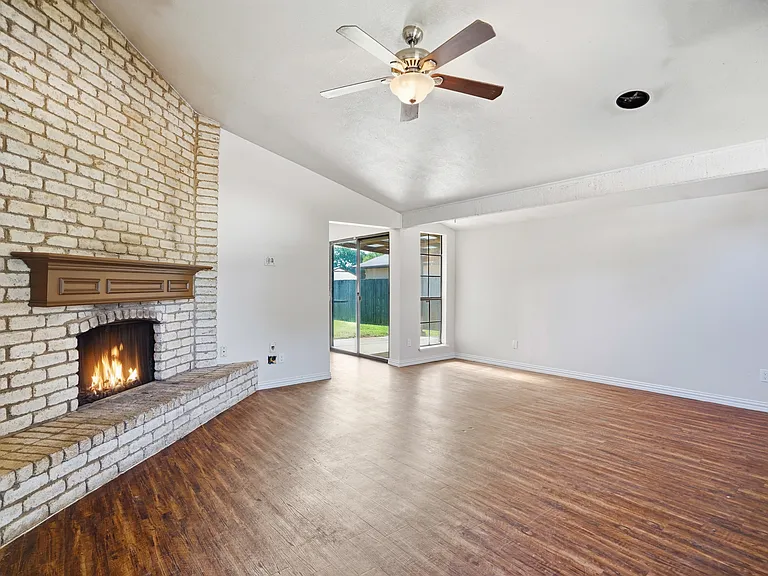 2711 Treeview Dr — Photo 5