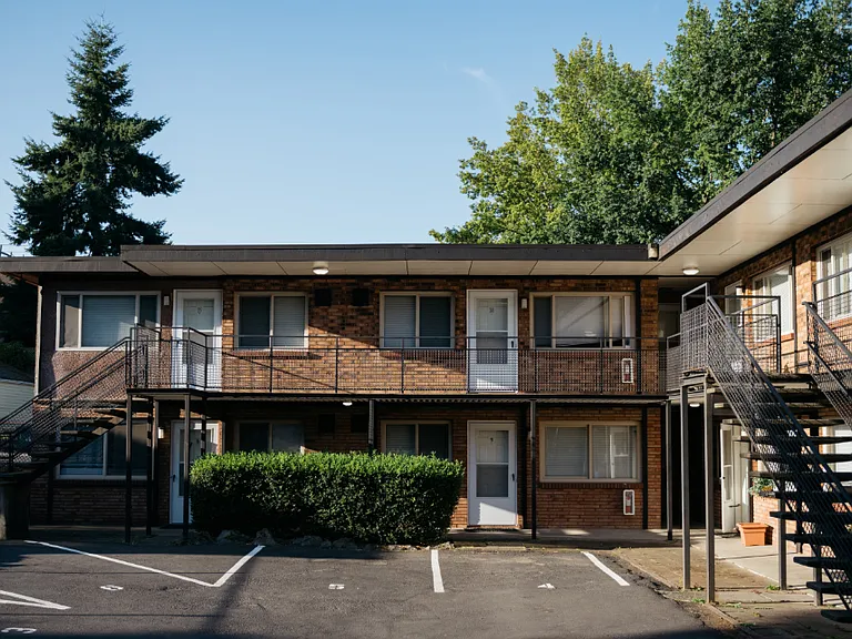 Brandon Court — Photo 9