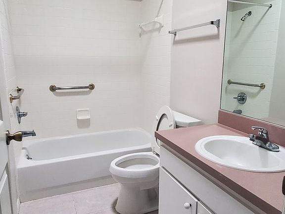 4th image of 2415 Nantucket Dr #20