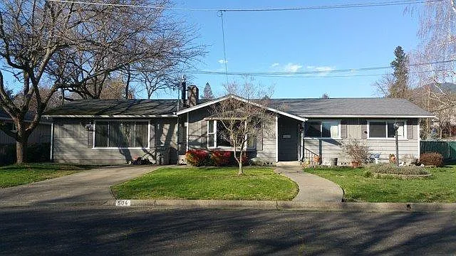 504 NW Berry Ln photo 1