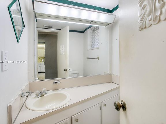 5th image of 1501 NE 191st St APT C106