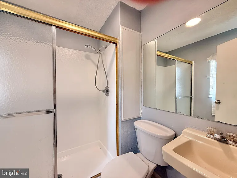 570 Line St — Photo 8