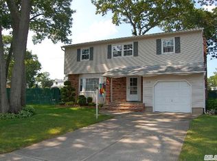 159 N Manhattan Ave, Massapequa, NY 11758