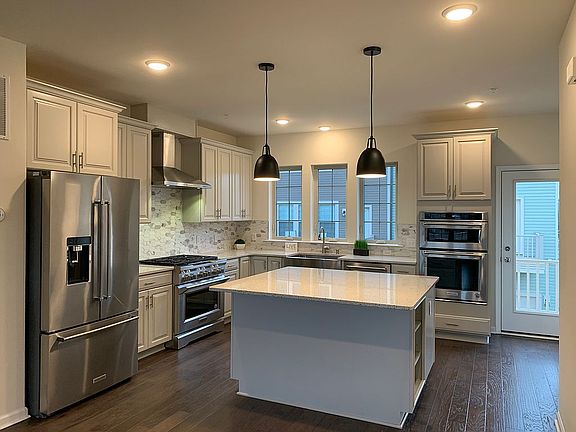 4th image of 2 Braeburn Ct #402