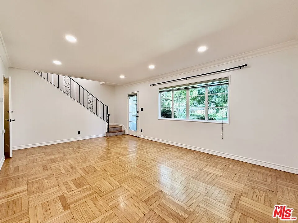 2 bed, 1.0 bath, 1100 sqft, $4,100 — Photo 3