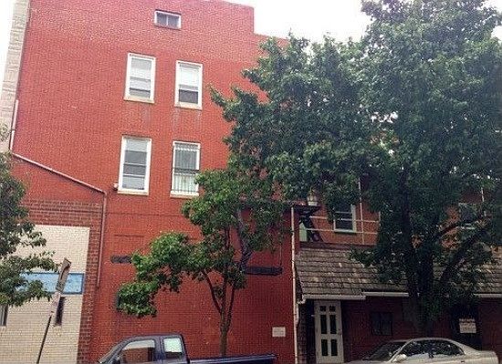 2nd image of 133 S Broadway APT B