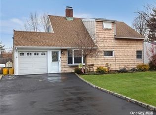 261 Acre Ln, Hicksville, NY 11801