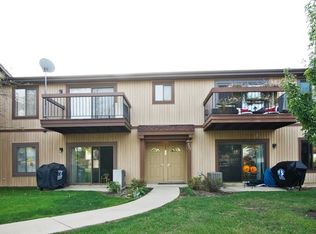 752 Rodenburg Rd APT 2B, Roselle, IL 60172