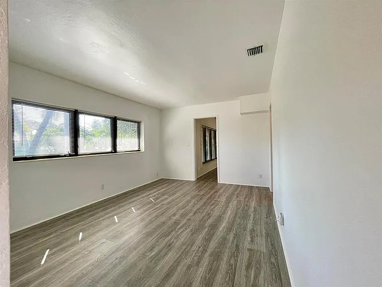 2725 NE 27th Ct — Photo 22