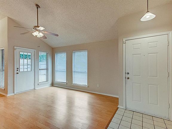 4th image of 207 Lone Pine Ct