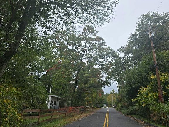 4th image of 51 Clematis St