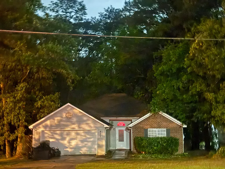 437 Ridgewood Dr — Photo 1