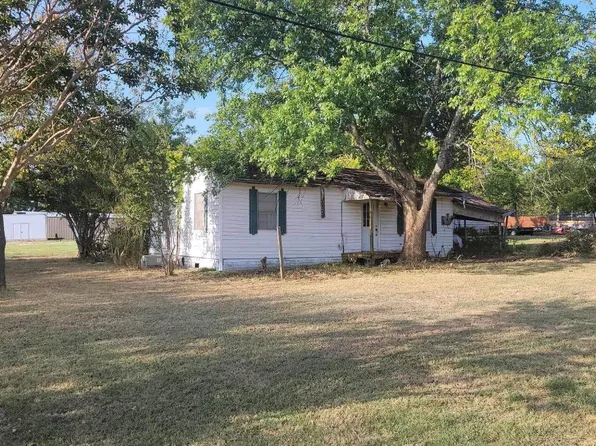 701 W Turner St, Wolfe City, TX 75496