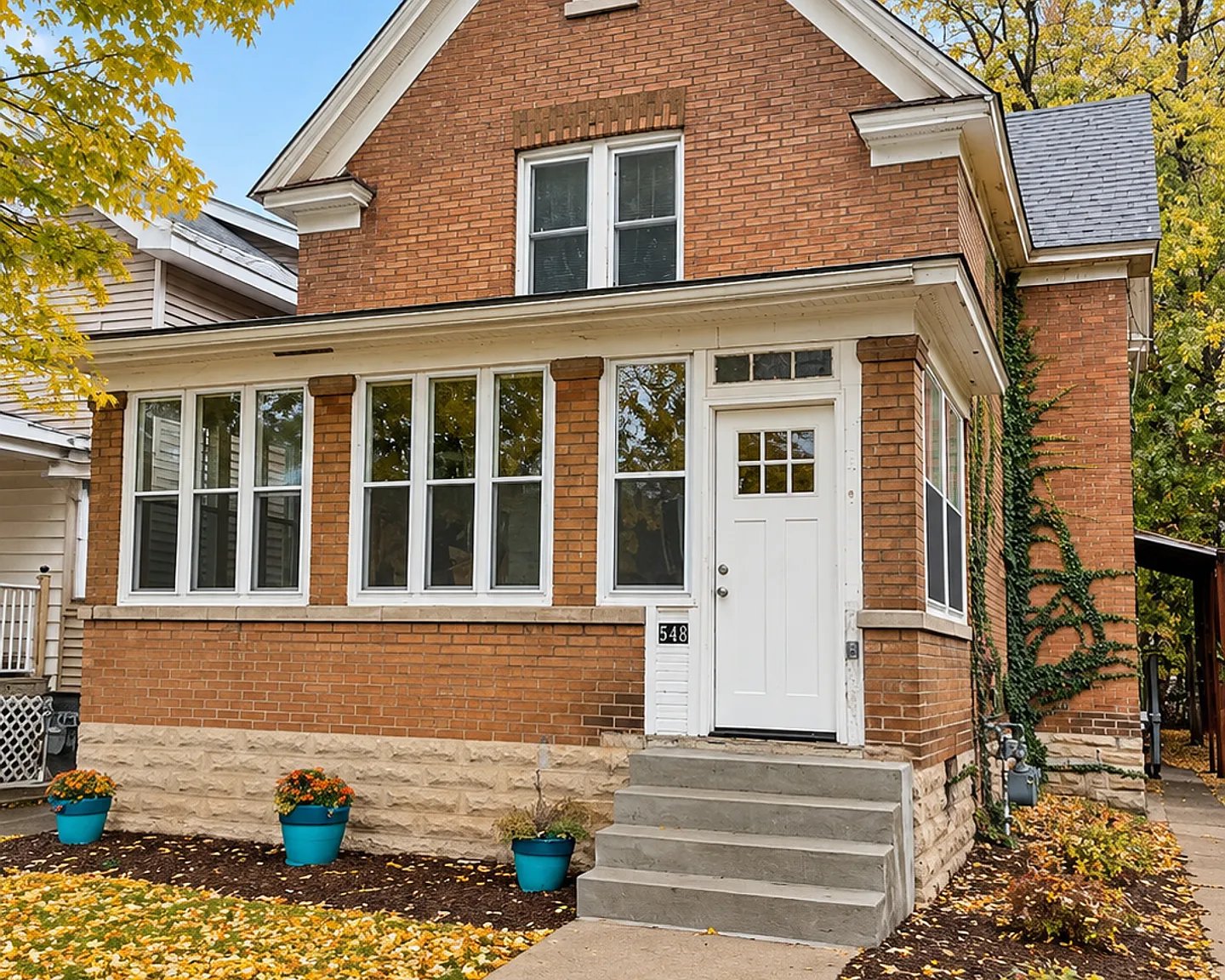Charming Duplex Near West 7th Hardwood Floors, Porch & Garage! — Photo 2
