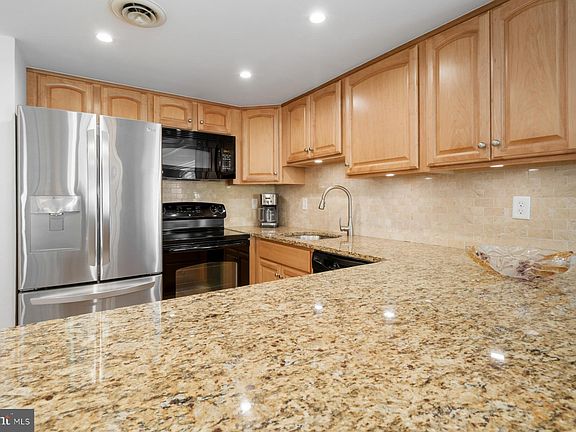 4th image of 5801 Atlantic Ave Unit 313
