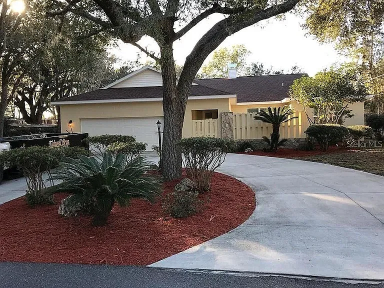 220 N Country Club Dr — Photo 1