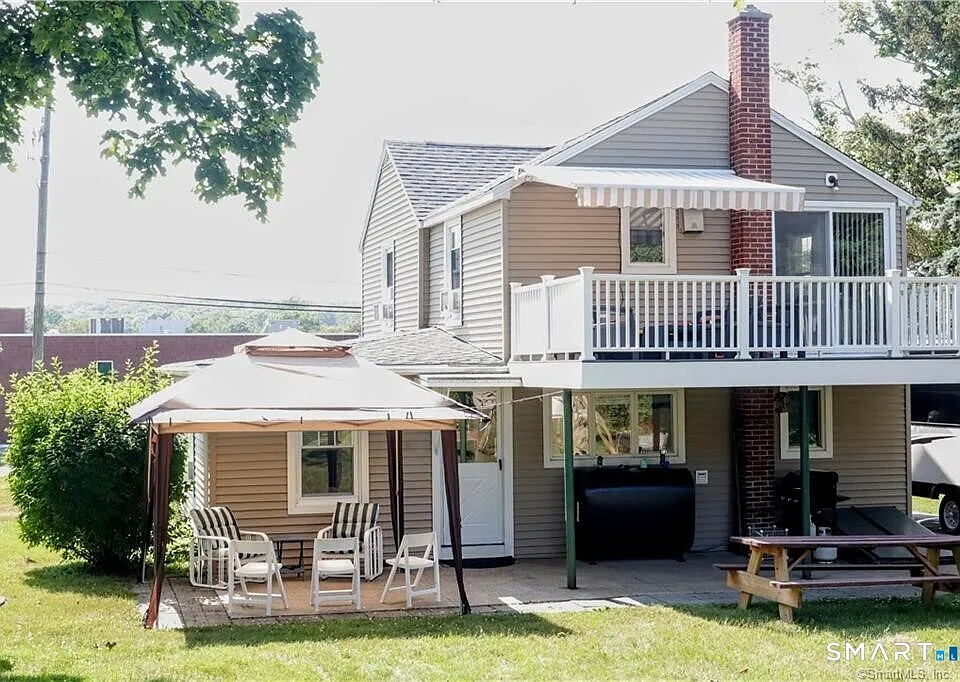7 E Pattagansett Rd