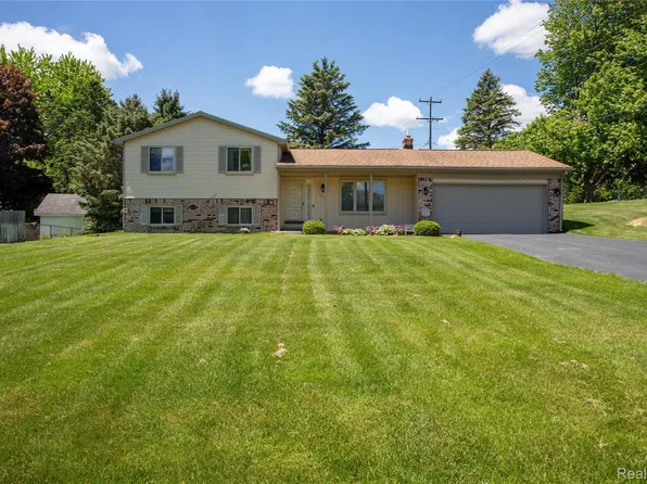 140 Indian Knolls St, Oxford, MI 48371