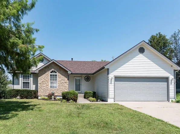 497 E 12th Ter, Tonganoxie, KS 66086