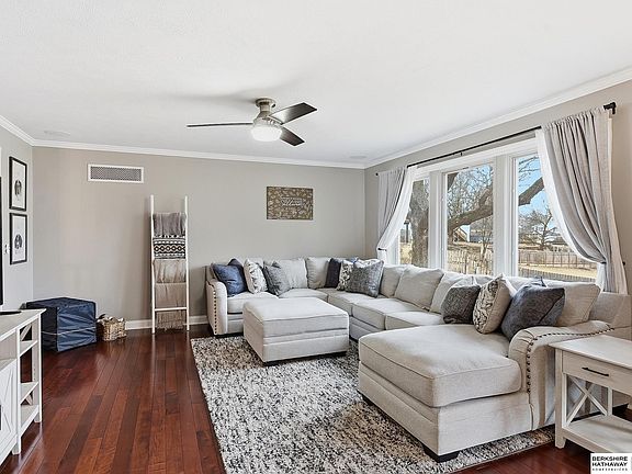 3rd image of 206 Bellevue Blvd S