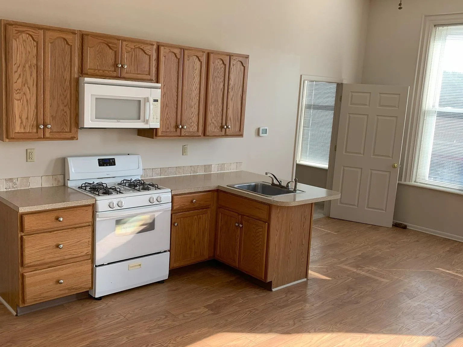 1 bed, 800 sqft, $1,200 — Photo 1