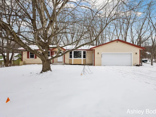 5045 Pine Island Dr NE, Comstock Park, MI 49321