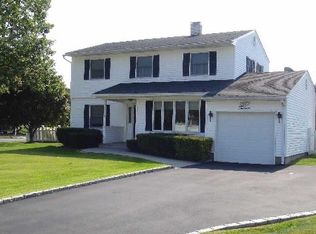 12 Jet Ln, Holbrook, NY 11741
