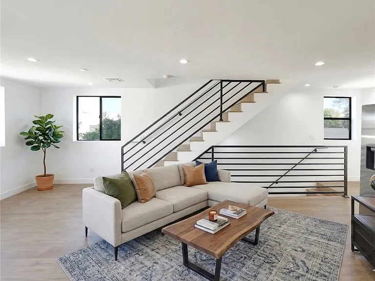 1856 S Redondo Blvd — Photo 2