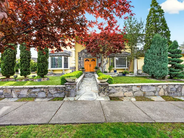 1082 La Loma Dr, Medford, OR 97504