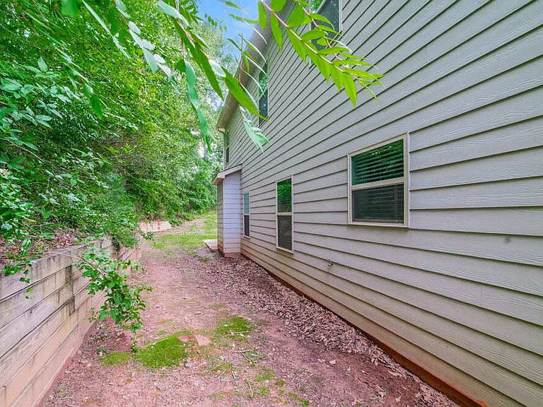 313 Kenmore Ct — Photo 17