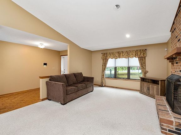 4th image of 20 Englewood Dr