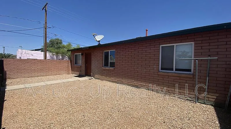 3 bed, 2.0 bath, 1100 sqft, $1,300 — Photo 2