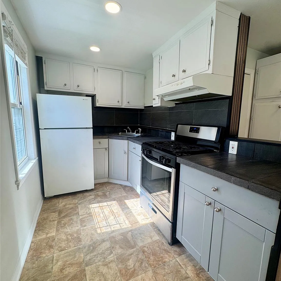 2 bed, 1.0 bath, 1780 sqft, $2,800 — Photo 2