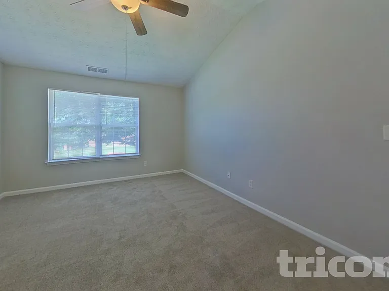 936 Edgewood Ln — Photo 8