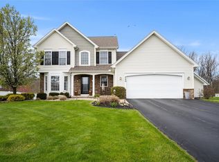 200 Bronze Leaf Trl, Rochester, NY 14612