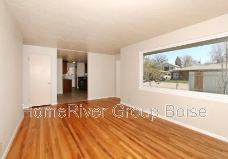 919 N Riviera Dr — Photo 5