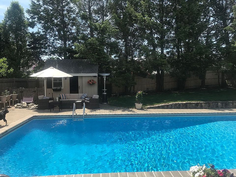 2nd image of 62 Greenleaf Cir