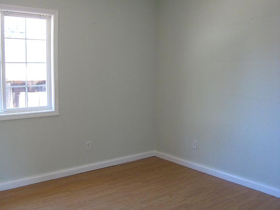 5th image of 449 Menker Ave