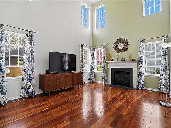 4th image of 203 Roberts Ln