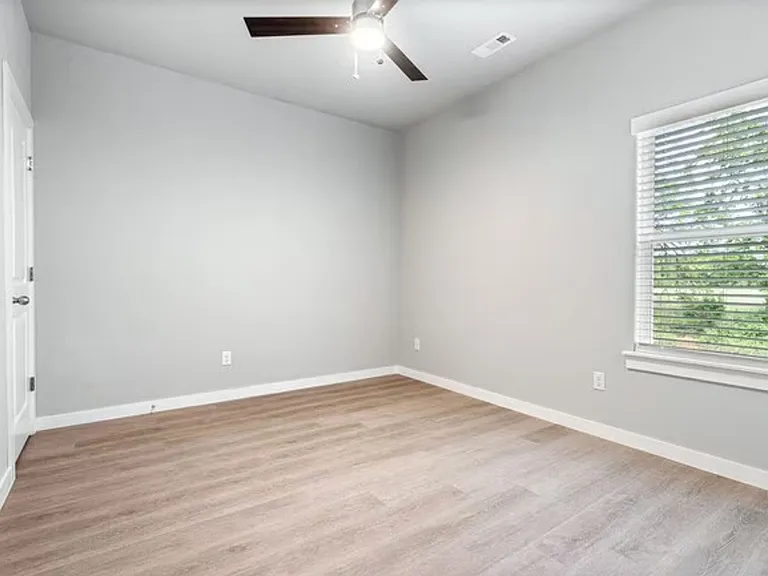 275 N Hunter St — Photo 6