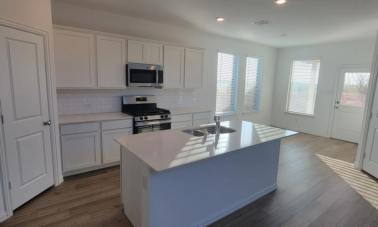 4 bed, 2284 sqft, $2,900 — Photo 4