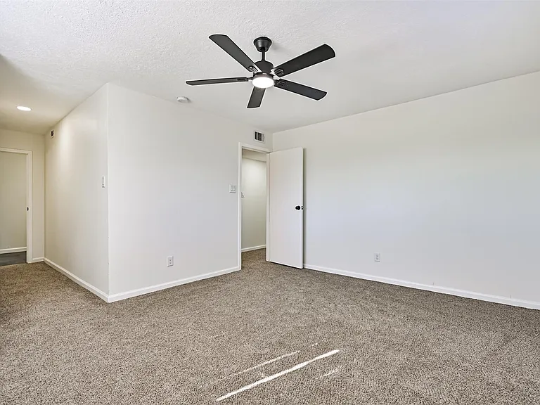425 E Castle Harbour Dr — Photo 15