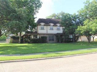 101 Arrowwood St, Lake Jackson, TX 77566
