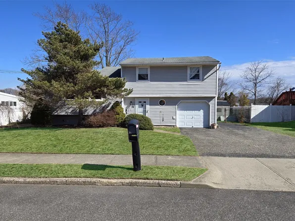 23 Willow Street, Selden, NY 11784