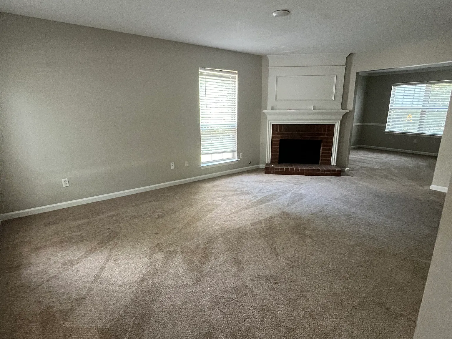 5 bed, 3.5 bath, 2768 sqft, $2,800 — Photo 2