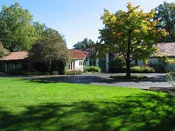 2nd image of 2085 Knollwood Ln