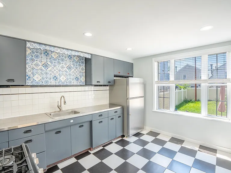 24 Edwards Ct #1 — Photo 1