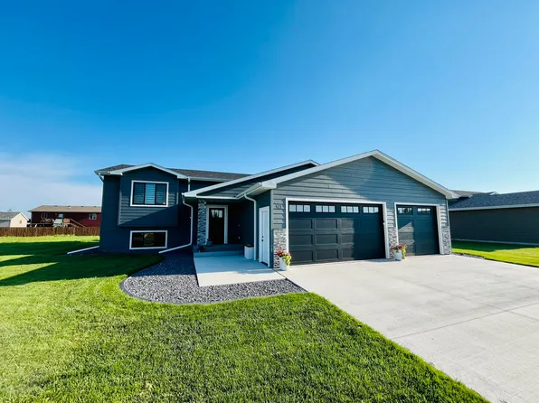 927 32nd Ave NE, Aberdeen, SD 57401